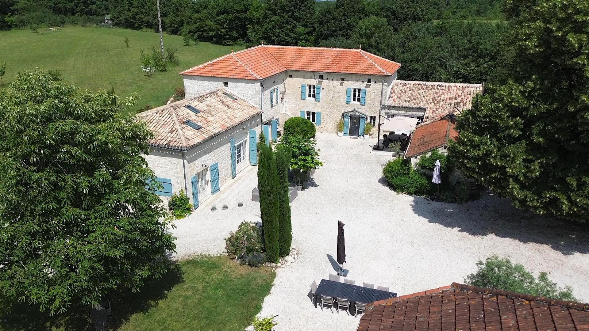 Very nice set with gîtes, barn and swimming pool