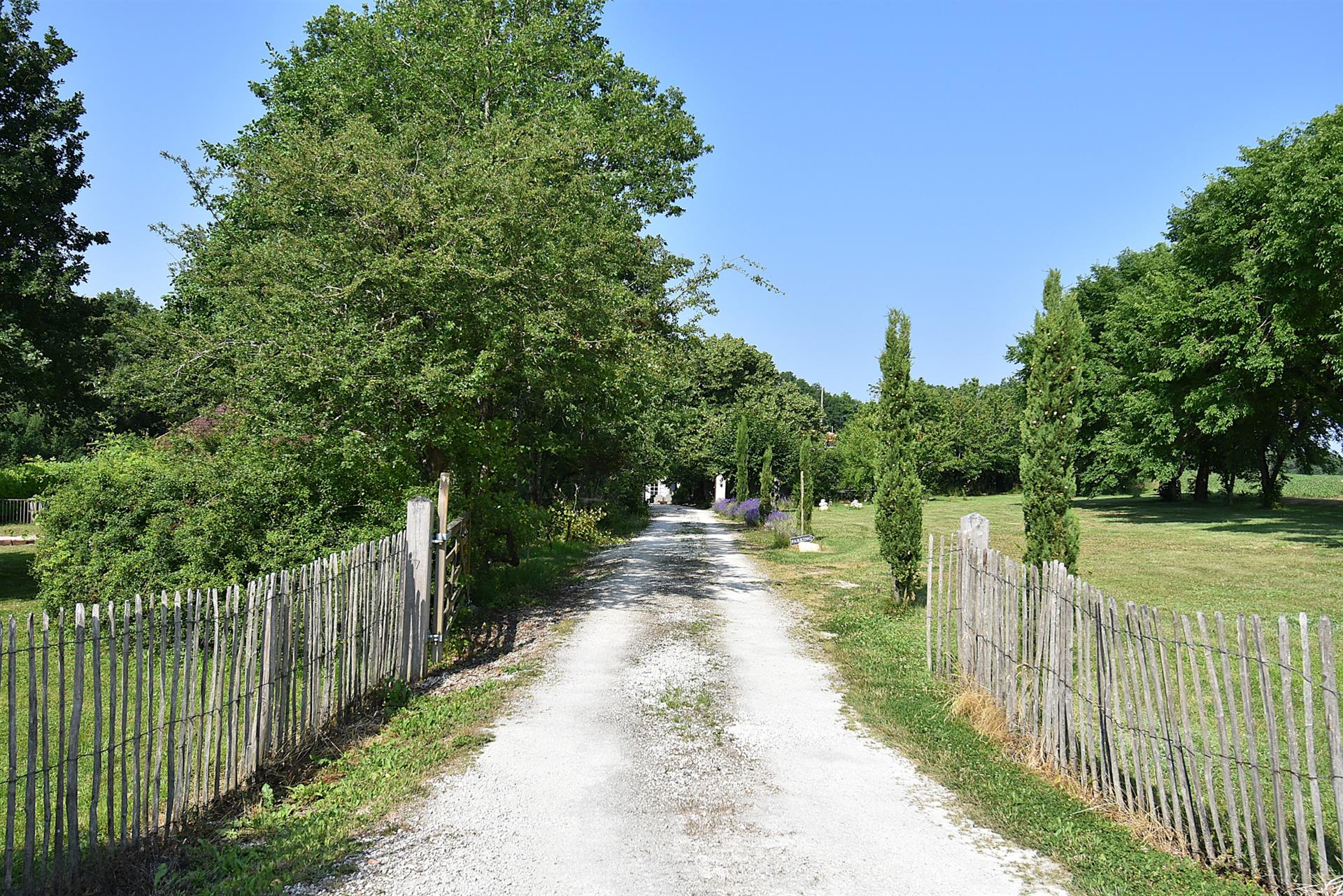 Very nice set with gîtes, barn and swimming pool