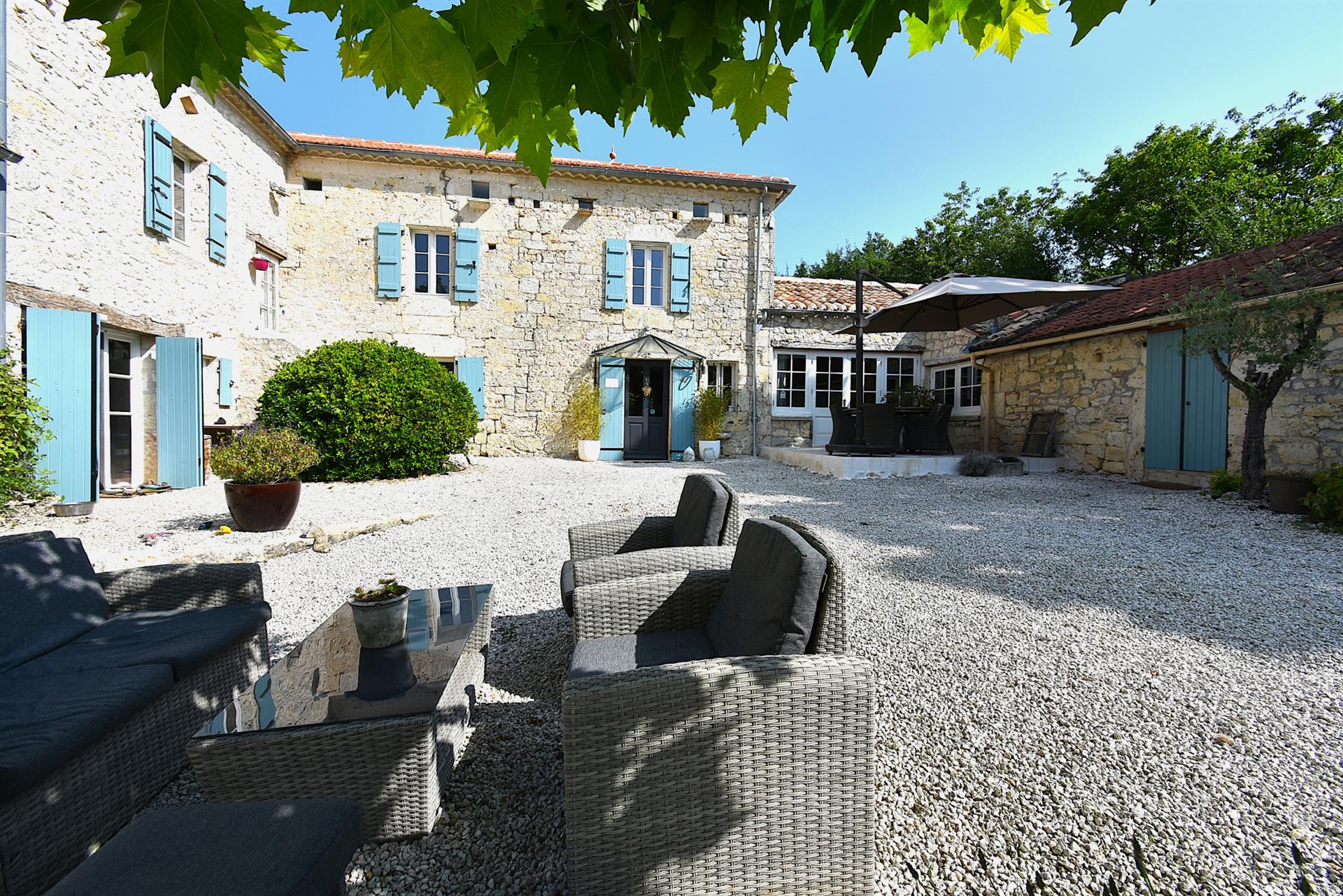 Very nice set with gîtes, barn and swimming pool