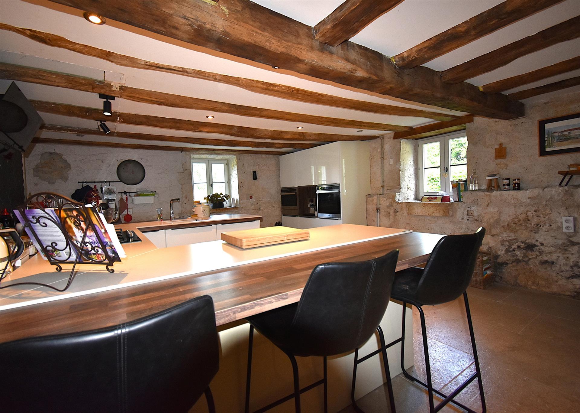 Very nice set with gîtes, barn and swimming pool