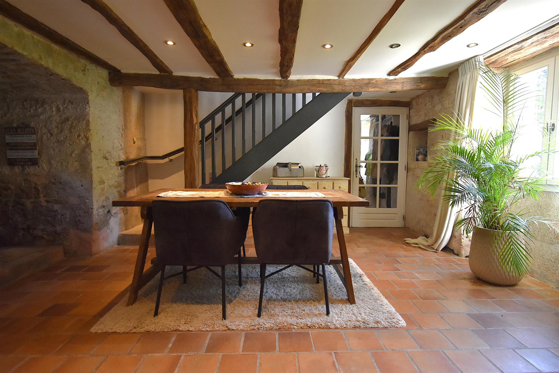 Very nice set with gîtes, barn and swimming pool