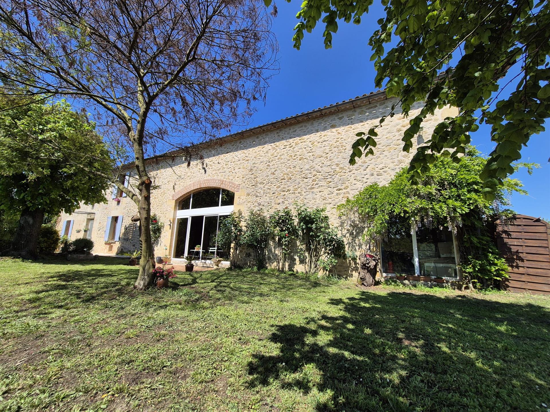 Hermosa casa de piedra de 192 m2, 4 dormitorios, terraza y parque arbolado de 1.612 m2