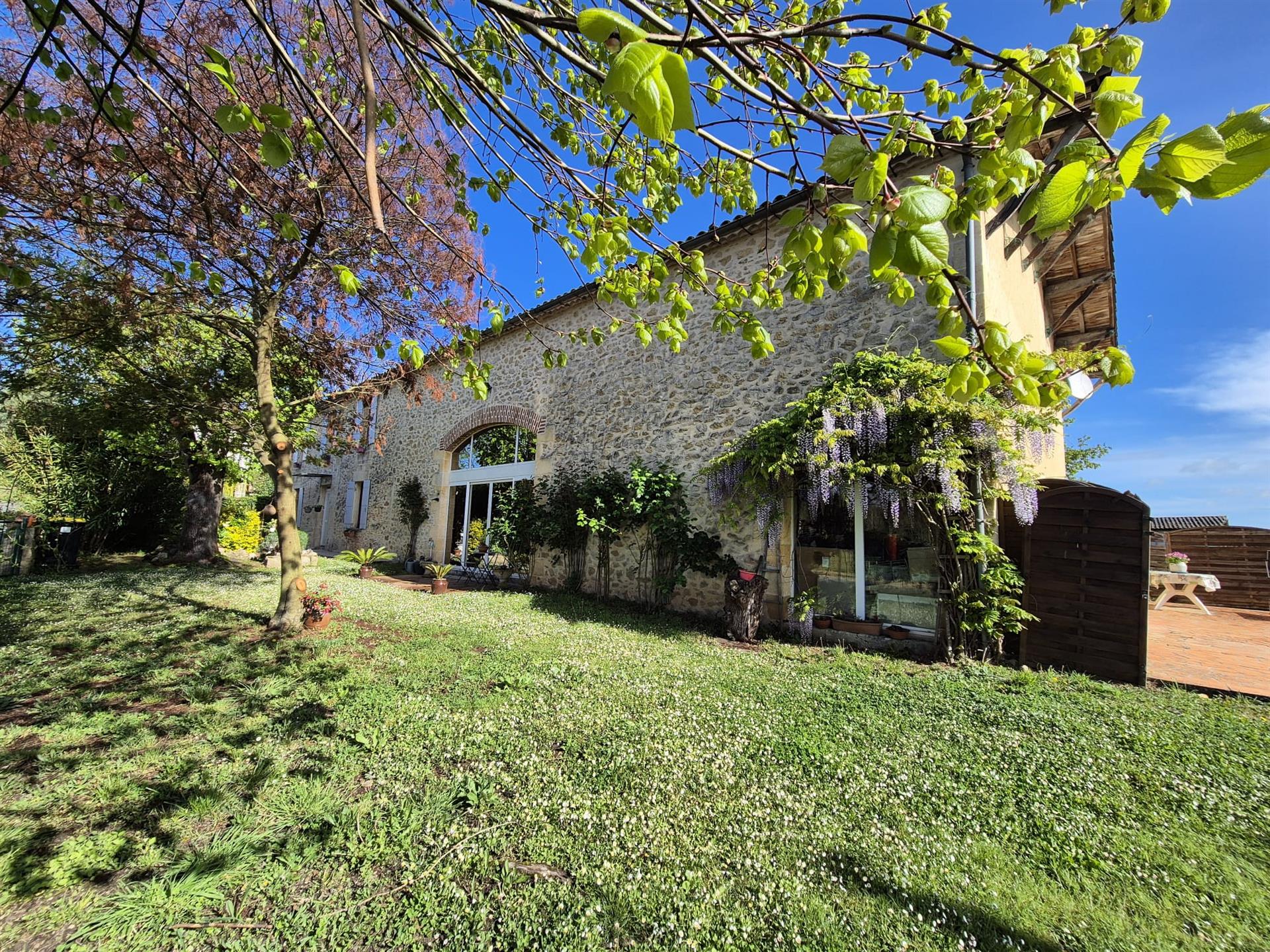 Hermosa casa de piedra de 192 m2, 4 dormitorios, terraza y parque arbolado de 1.612 m2