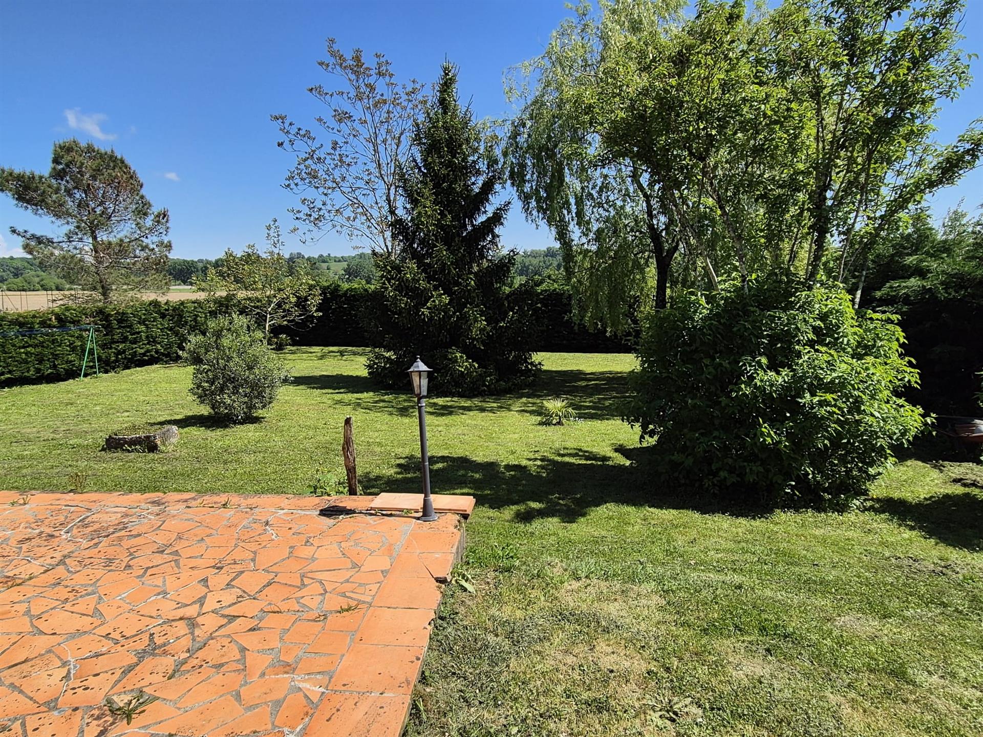 Hermosa casa de piedra de 192 m2, 4 dormitorios, terraza y parque arbolado de 1.612 m2