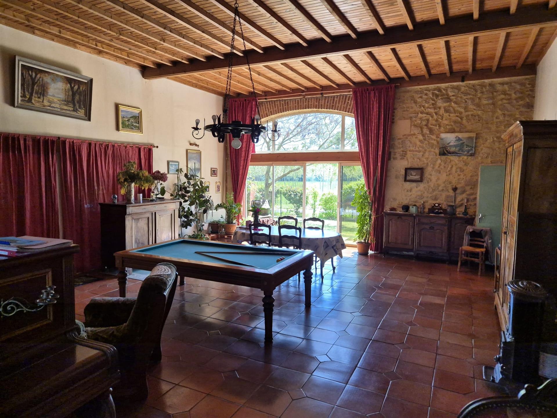 Hermosa casa de piedra de 192 m2, 4 dormitorios, terraza y parque arbolado de 1.612 m2