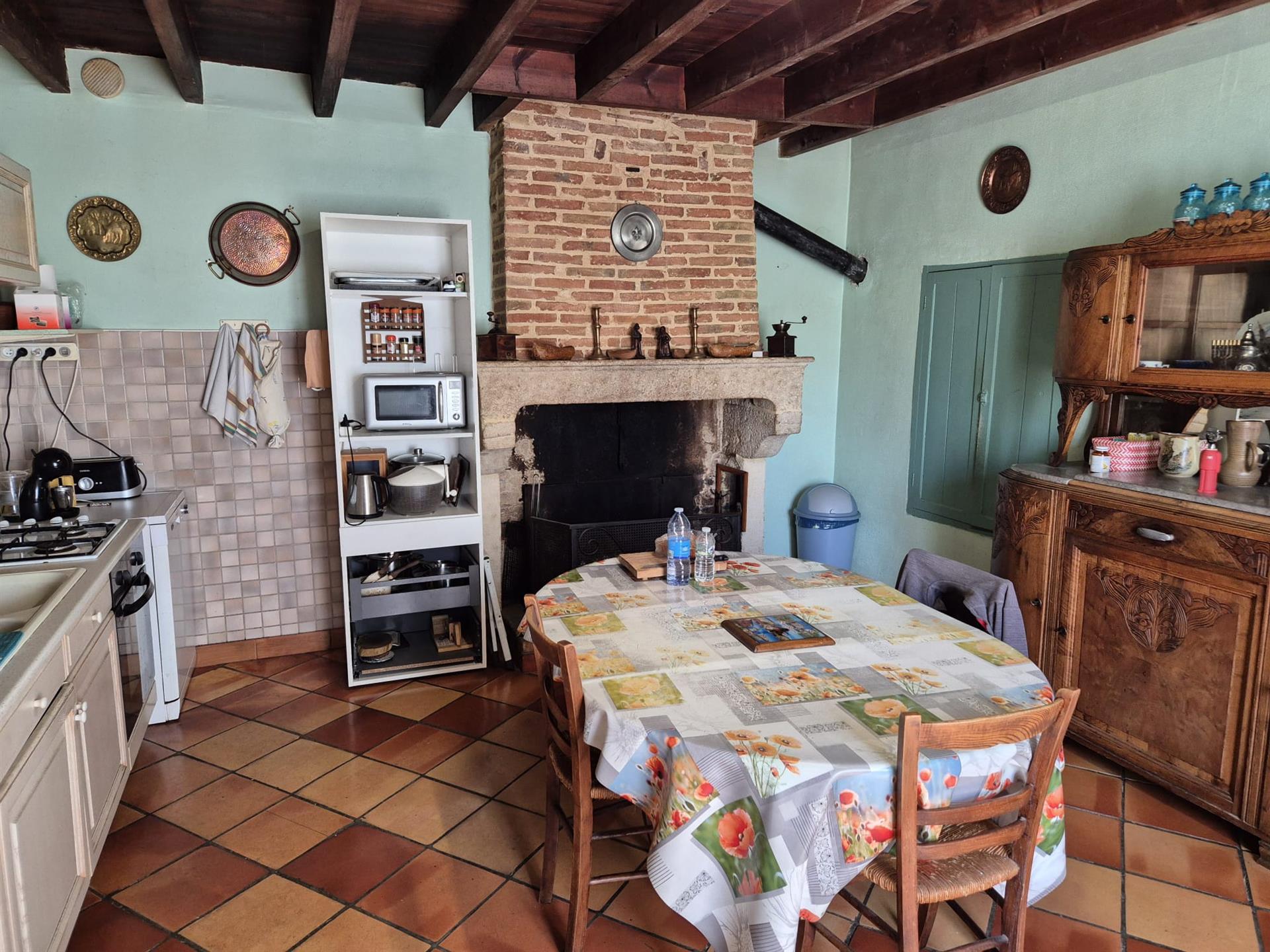 Hermosa casa de piedra de 192 m2, 4 dormitorios, terraza y parque arbolado de 1.612 m2