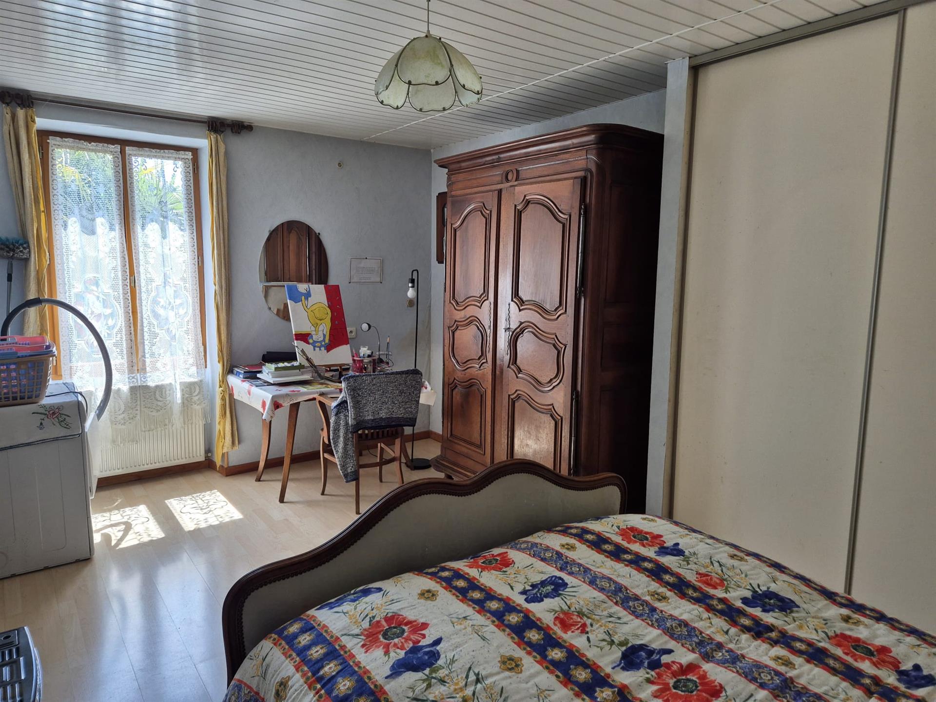 Hermosa casa de piedra de 192 m2, 4 dormitorios, terraza y parque arbolado de 1.612 m2