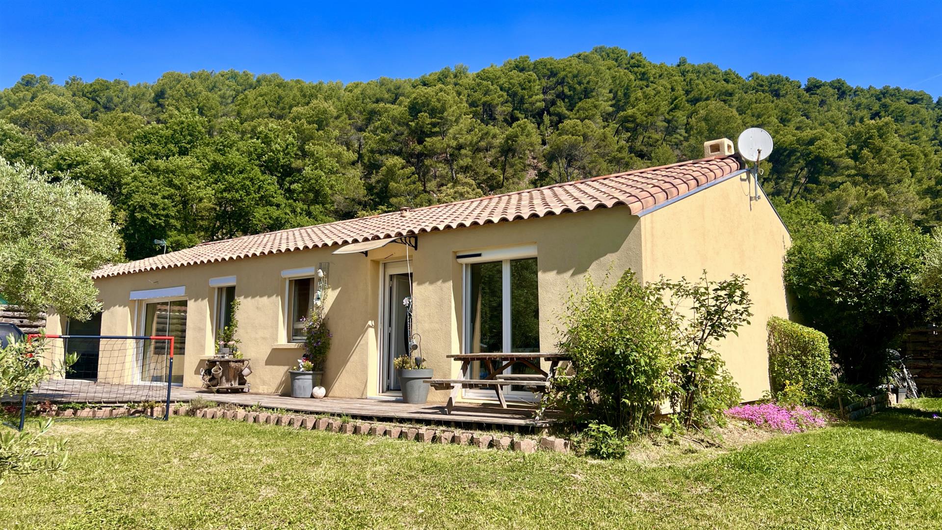 4 bedroom house with swimming pool 700 m2 wooded plot
