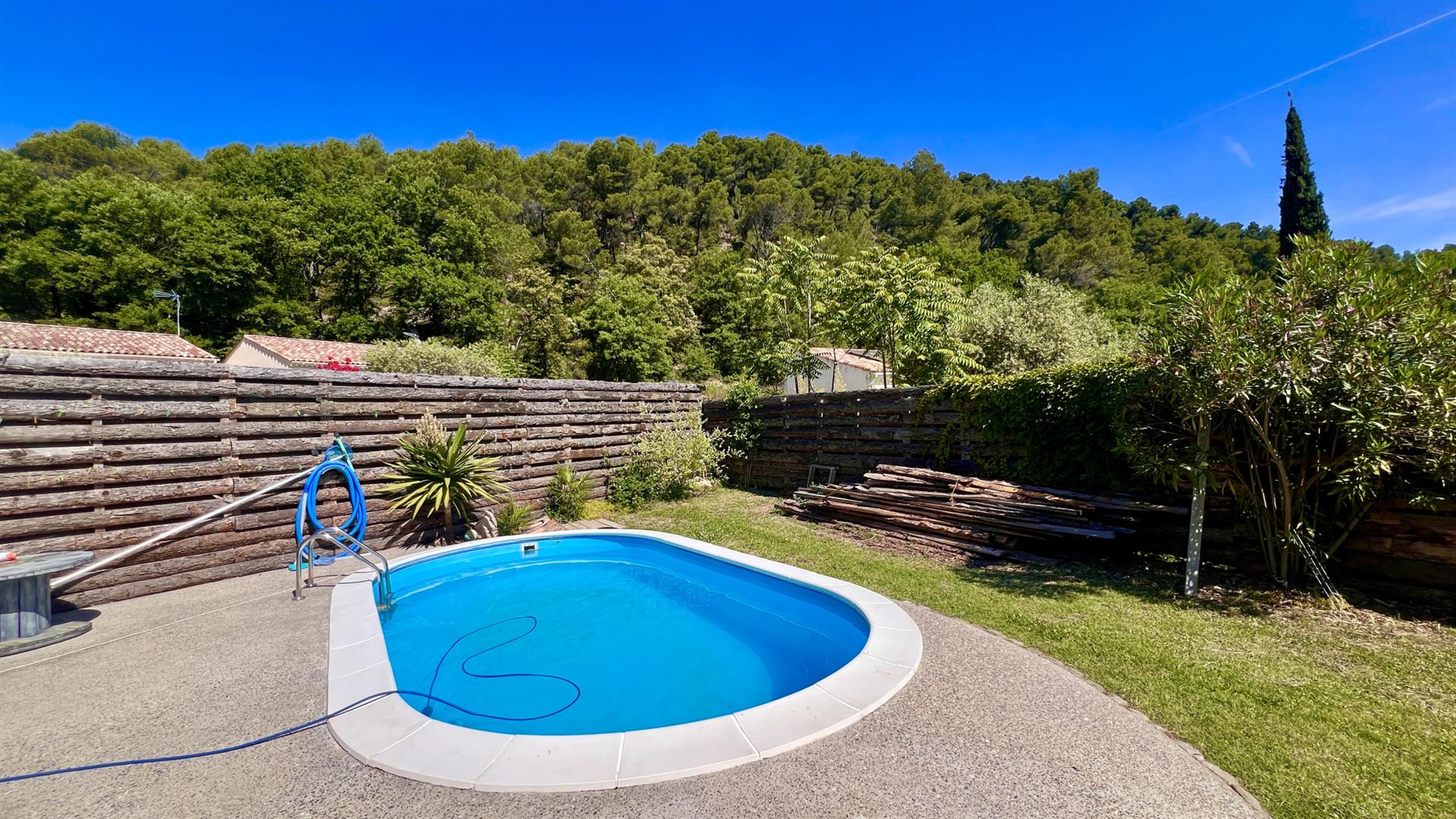 4 bedroom house with swimming pool 700 m2 wooded plot