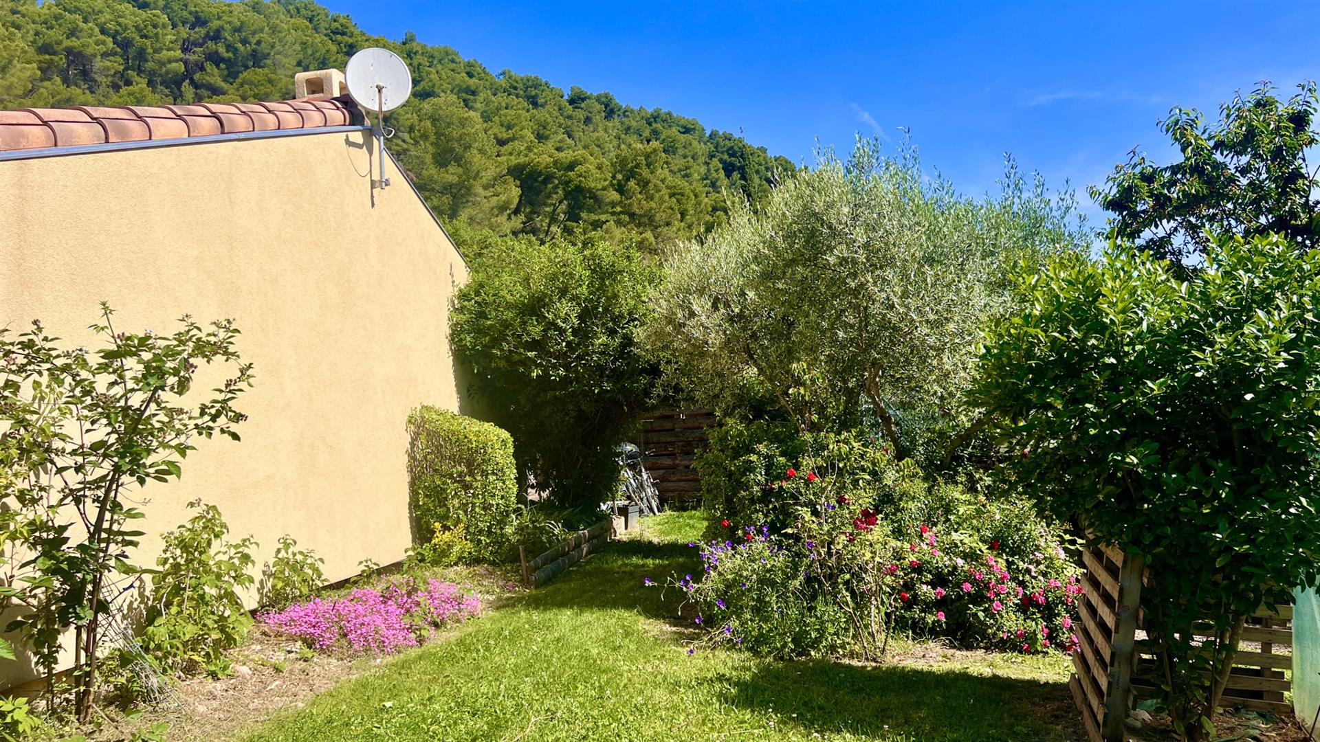 4 bedroom house with swimming pool 700 m2 wooded plot