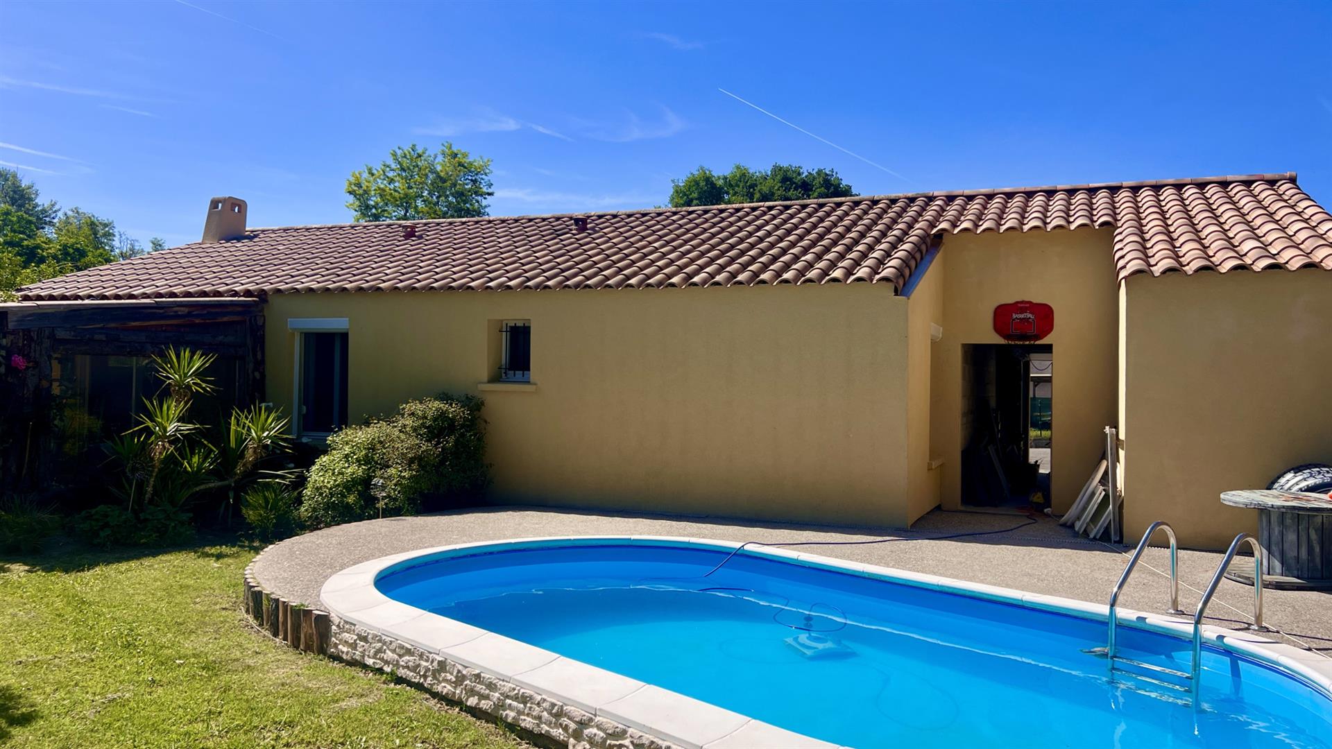 4 bedroom house with swimming pool 700 m2 wooded plot