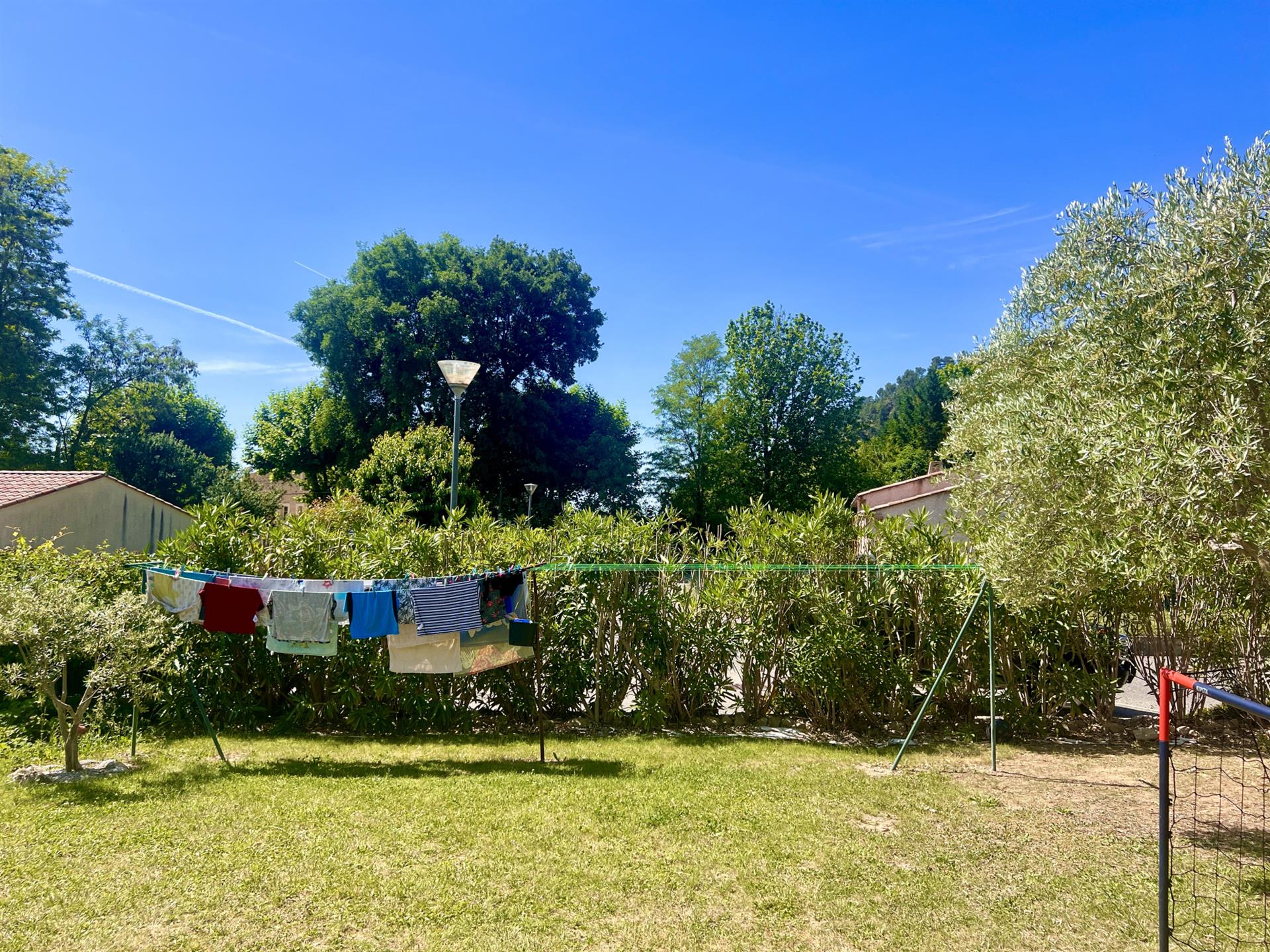 4 bedroom house with swimming pool 700 m2 wooded plot