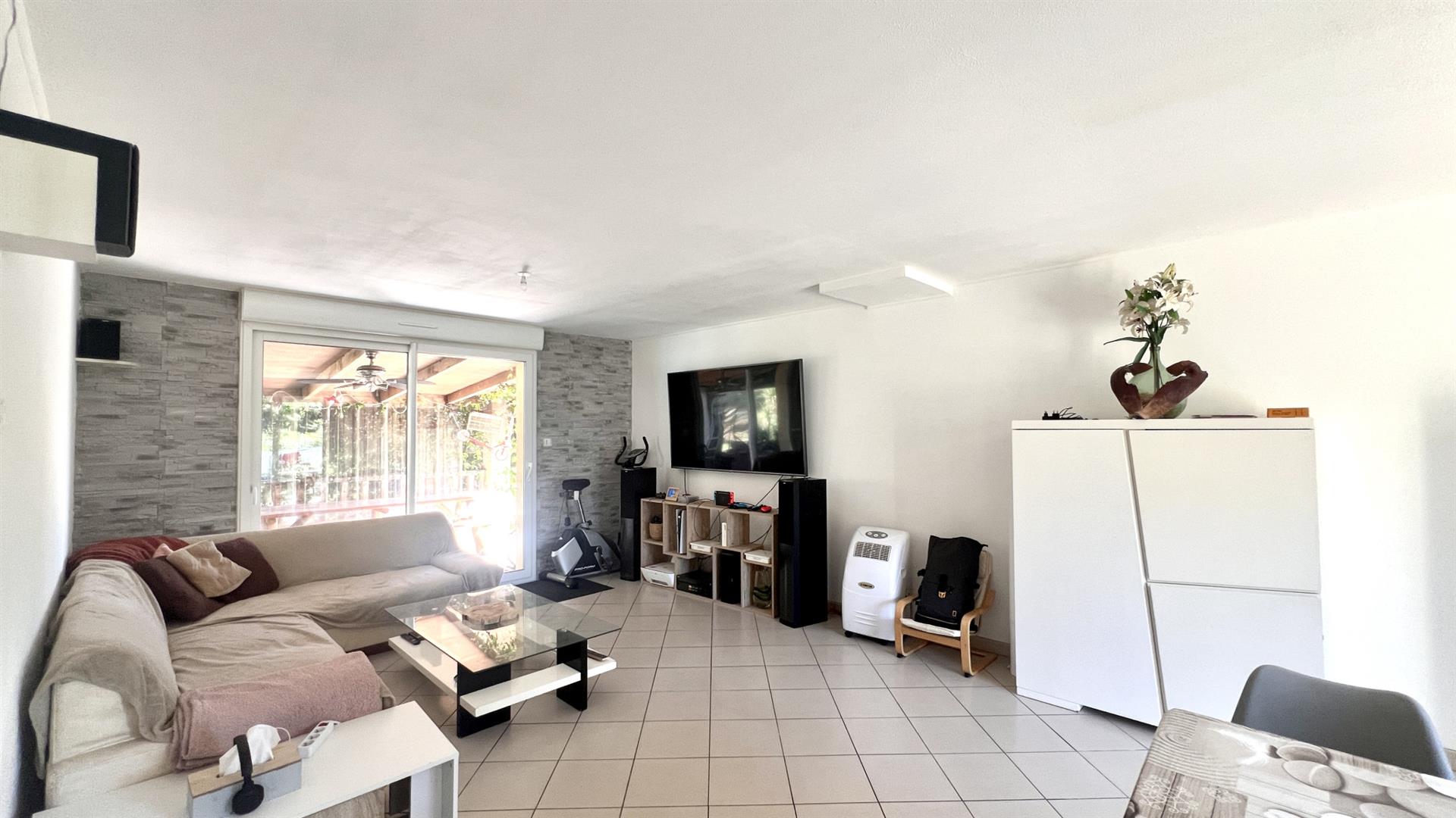 4 bedroom house with swimming pool 700 m2 wooded plot