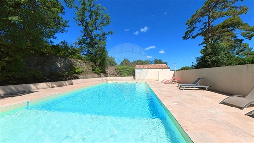 Villa dans le parc d'un château près de Pezenas.