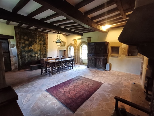 Plougasnou, 15th century manor house with outbuildings on 1.2 hectares of woods.