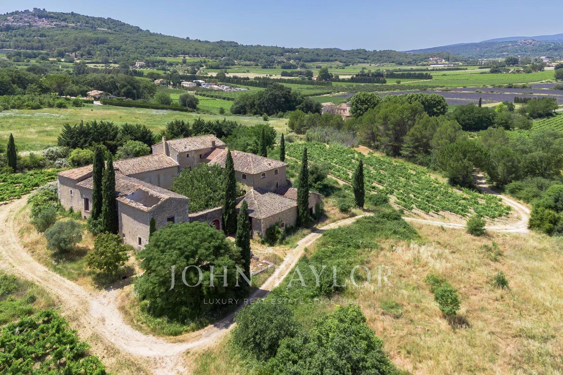 Bonnieux - Former Magnanerie to renovate