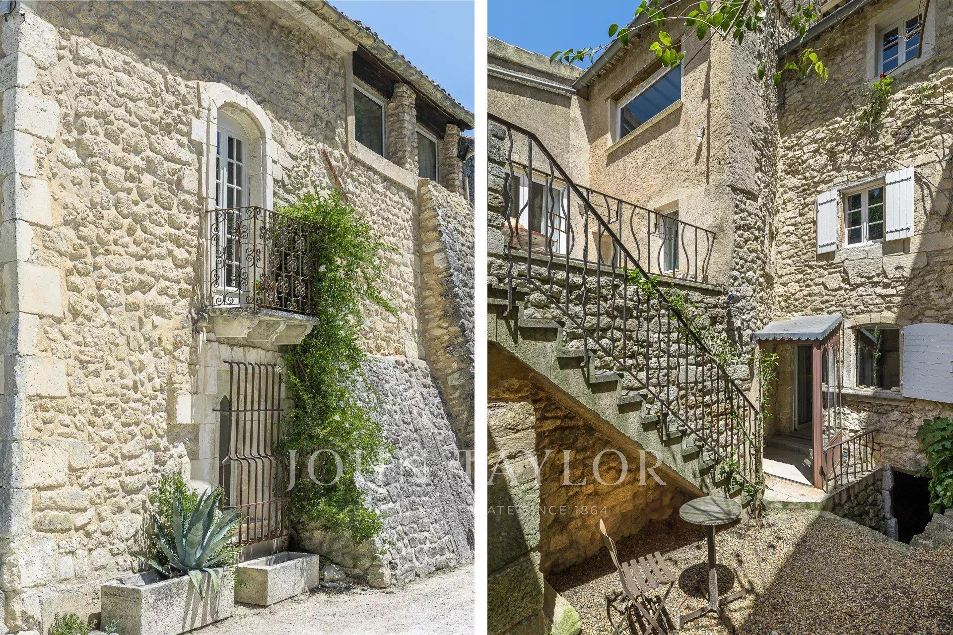 Oppède-Le-Vieux - 15th-century building in the heart of a picturesque village