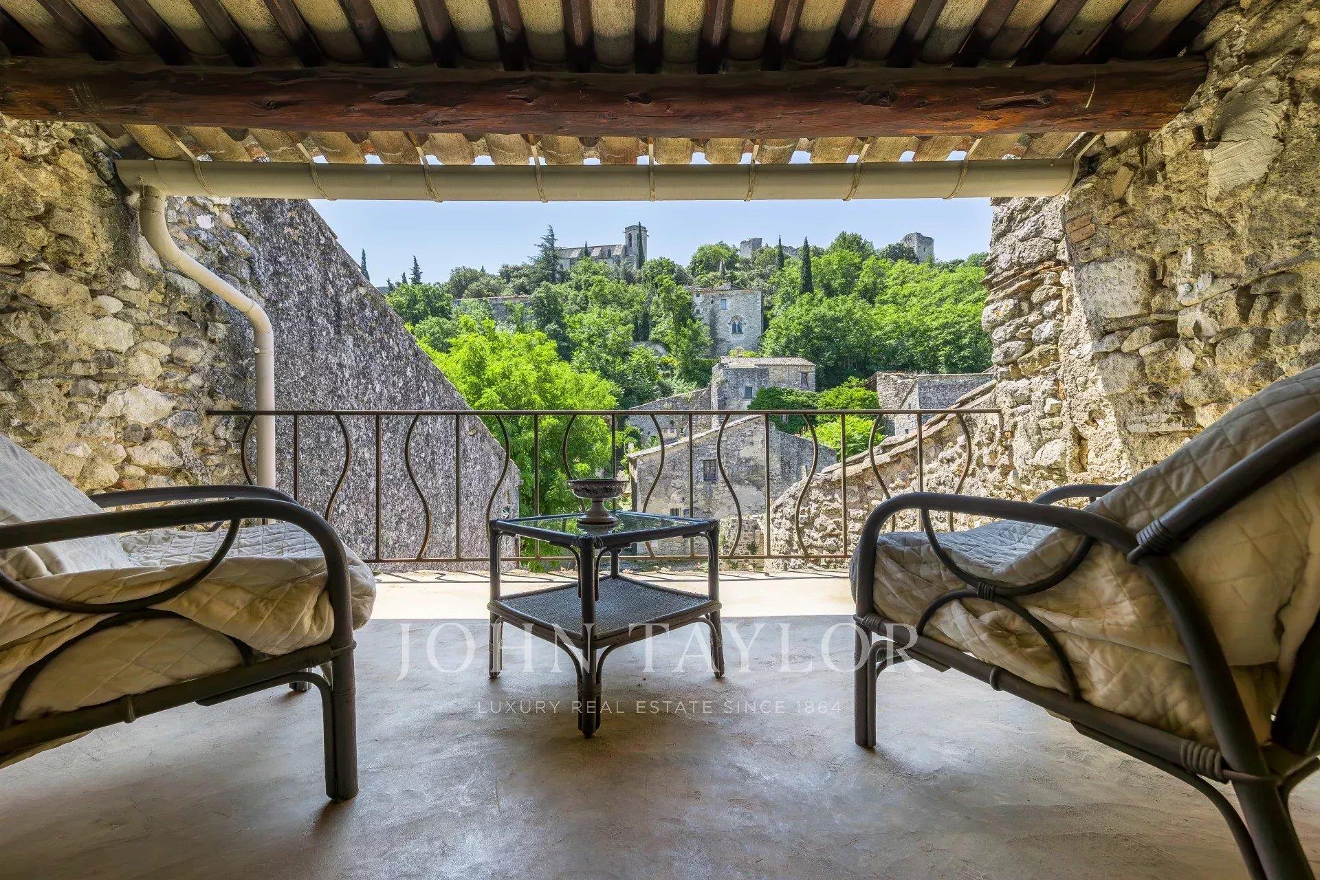 Oppède-Le-Vieux - 15th-century building in the heart of a picturesque village