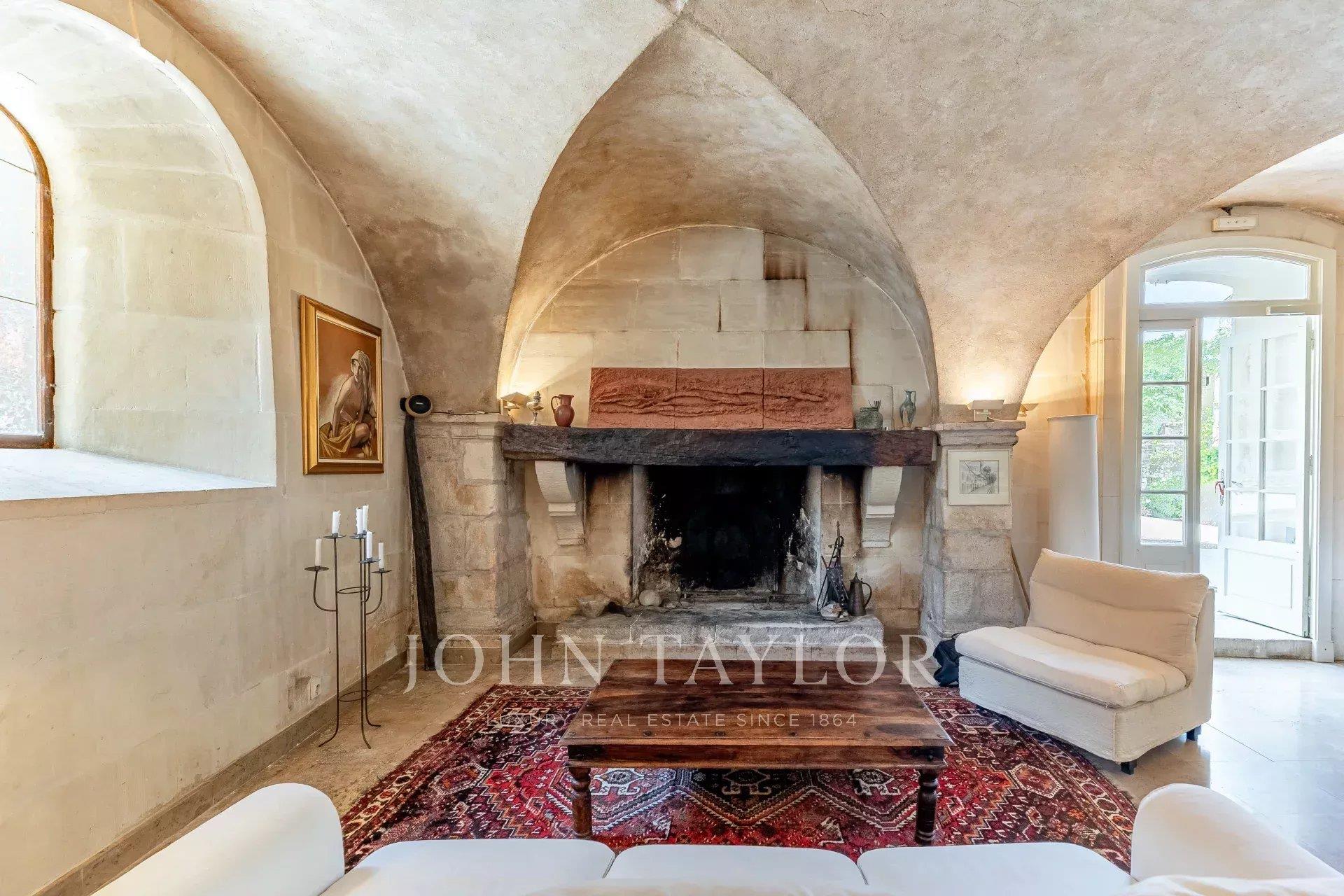Oppède-Le-Vieux - 15th-century building in the heart of a picturesque village