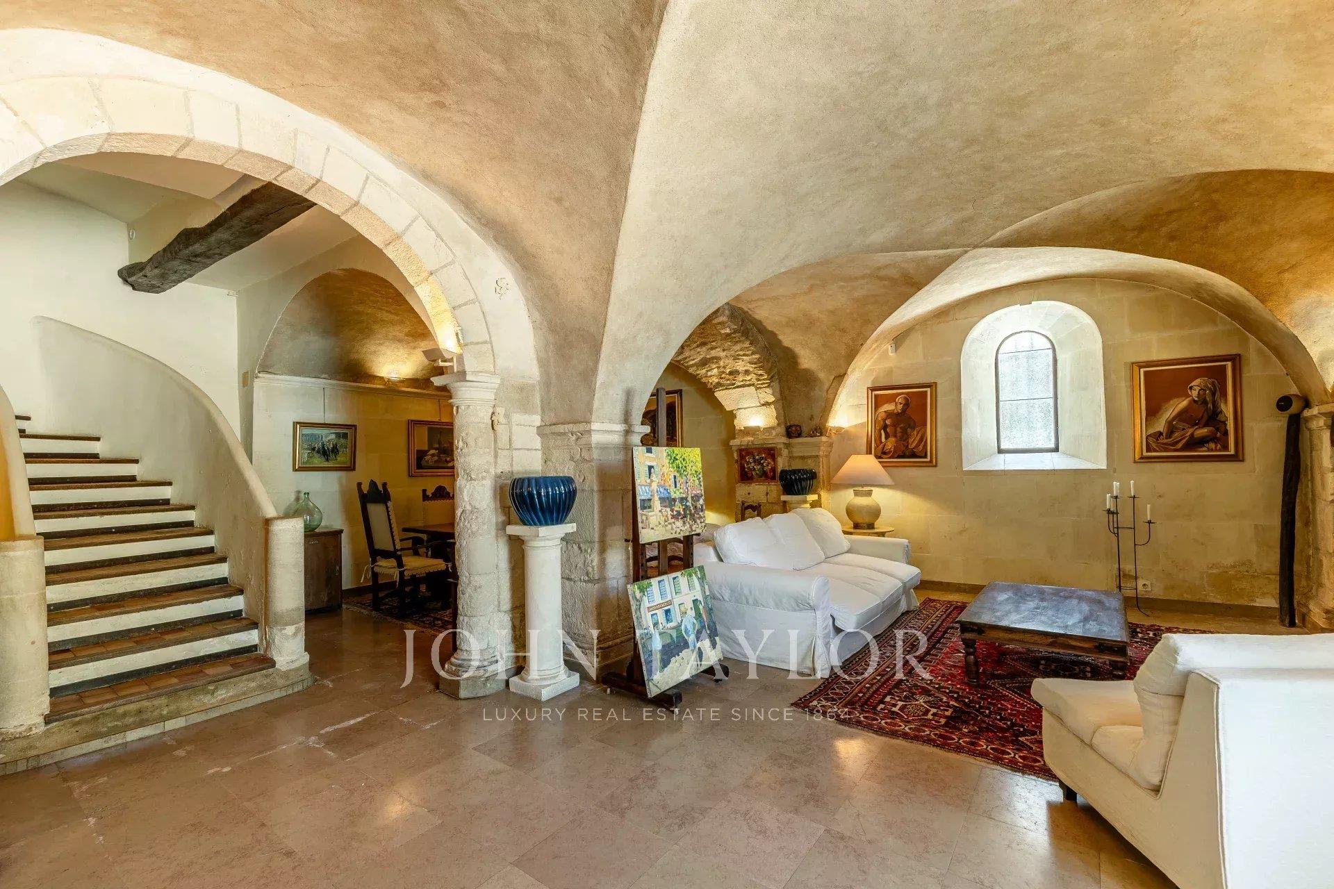 Oppède-Le-Vieux - 15th-century building in the heart of a picturesque village