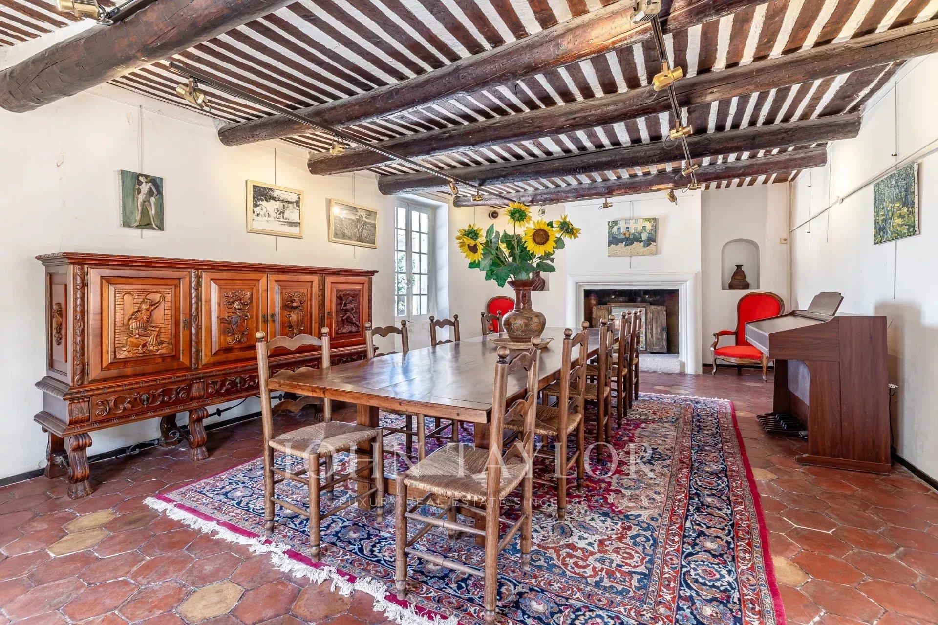 Oppède-Le-Vieux - 15th-century building in the heart of a picturesque village