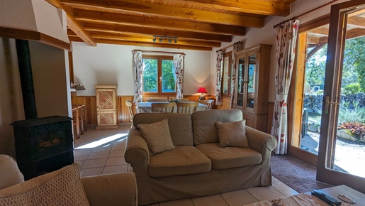 Spacieux chalet en bois de 3 chambres situé sur un terrain de golf à proximité de Sarlat.