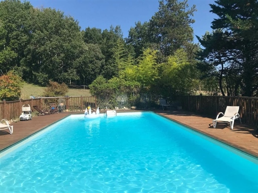 Domaine du 16ème siècle près de Saint Cyprien, maison principale, 5 maisons d'amis et piscine.