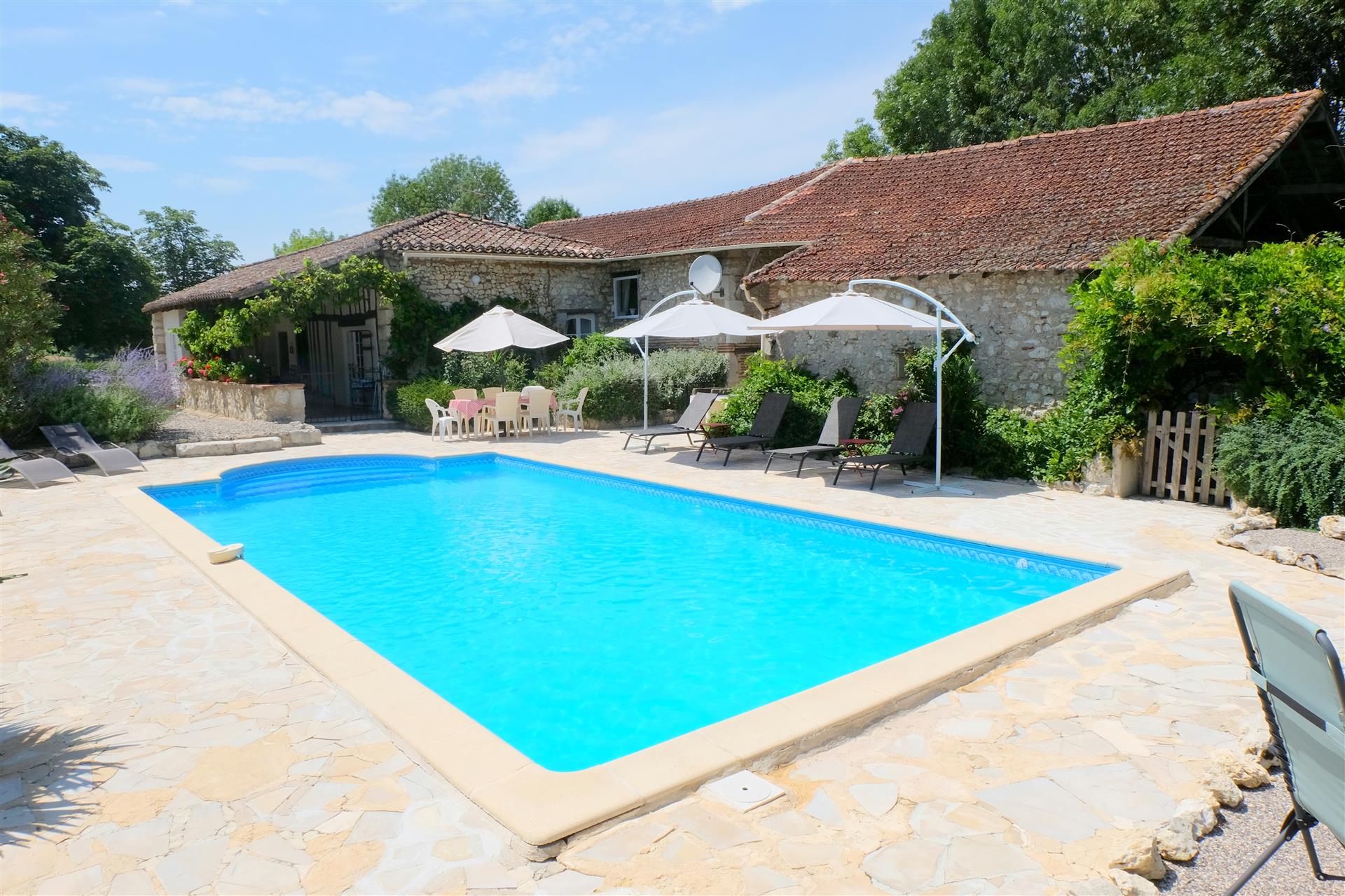 Casa de piedra con casas rurales y piscina 
