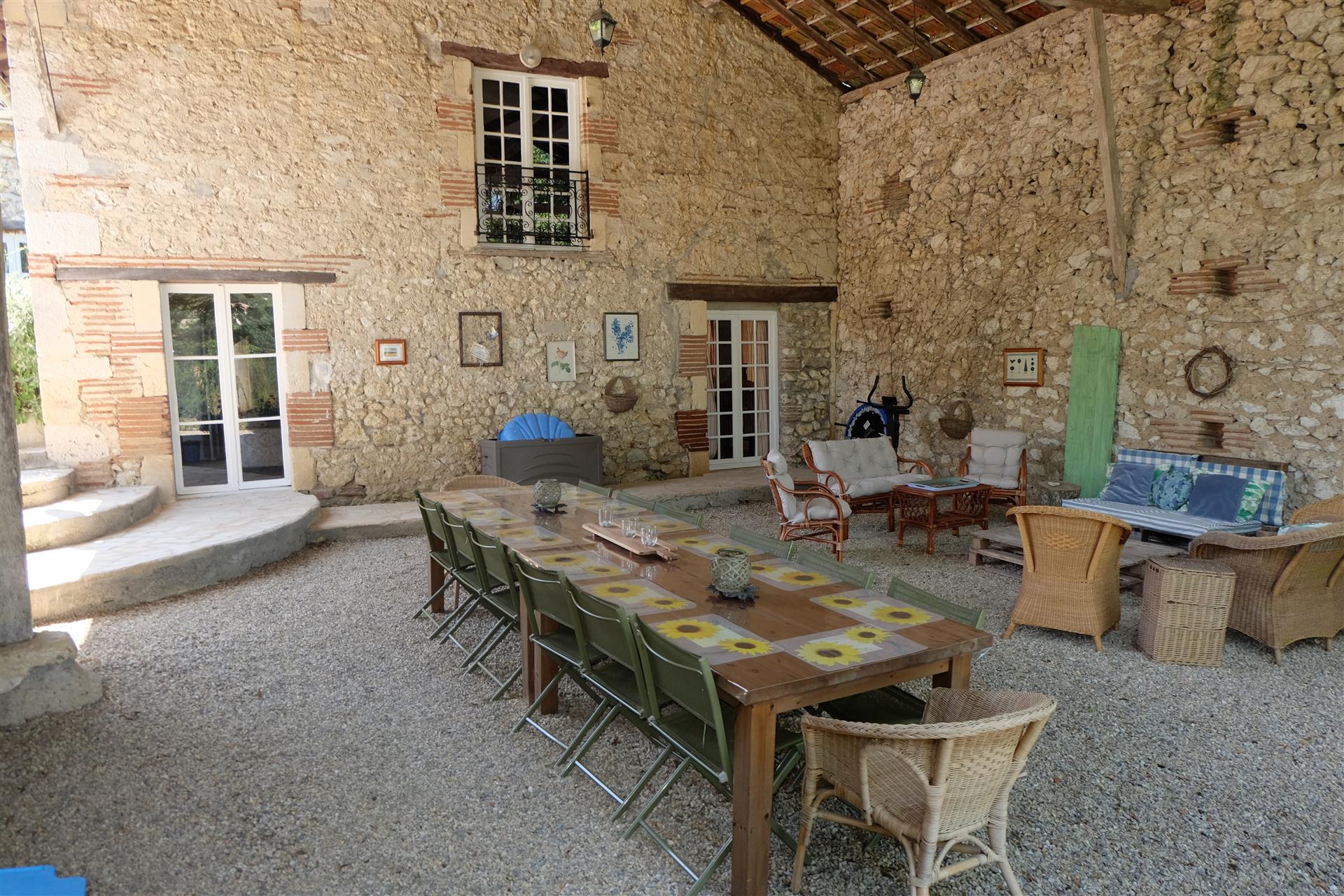 Casa de piedra con casas rurales y piscina 