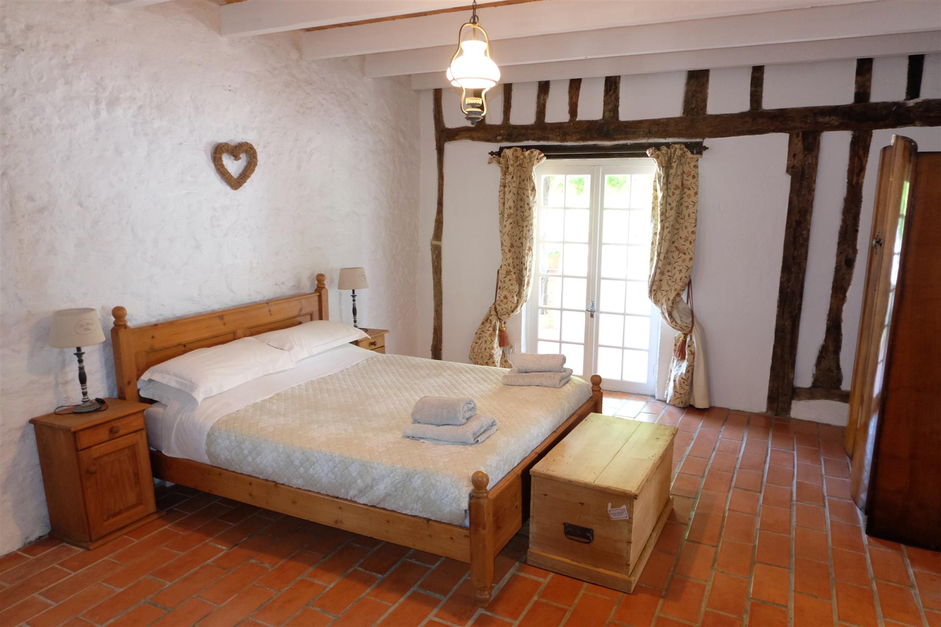Casa de piedra con casas rurales y piscina 