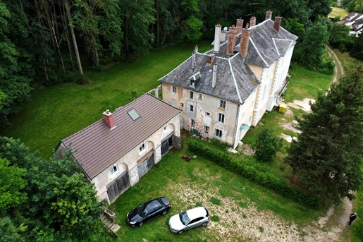 Château du XVIIIe siècle partiellement réhabilité, disposant d’un parc boisé de 2 hectares et d’une