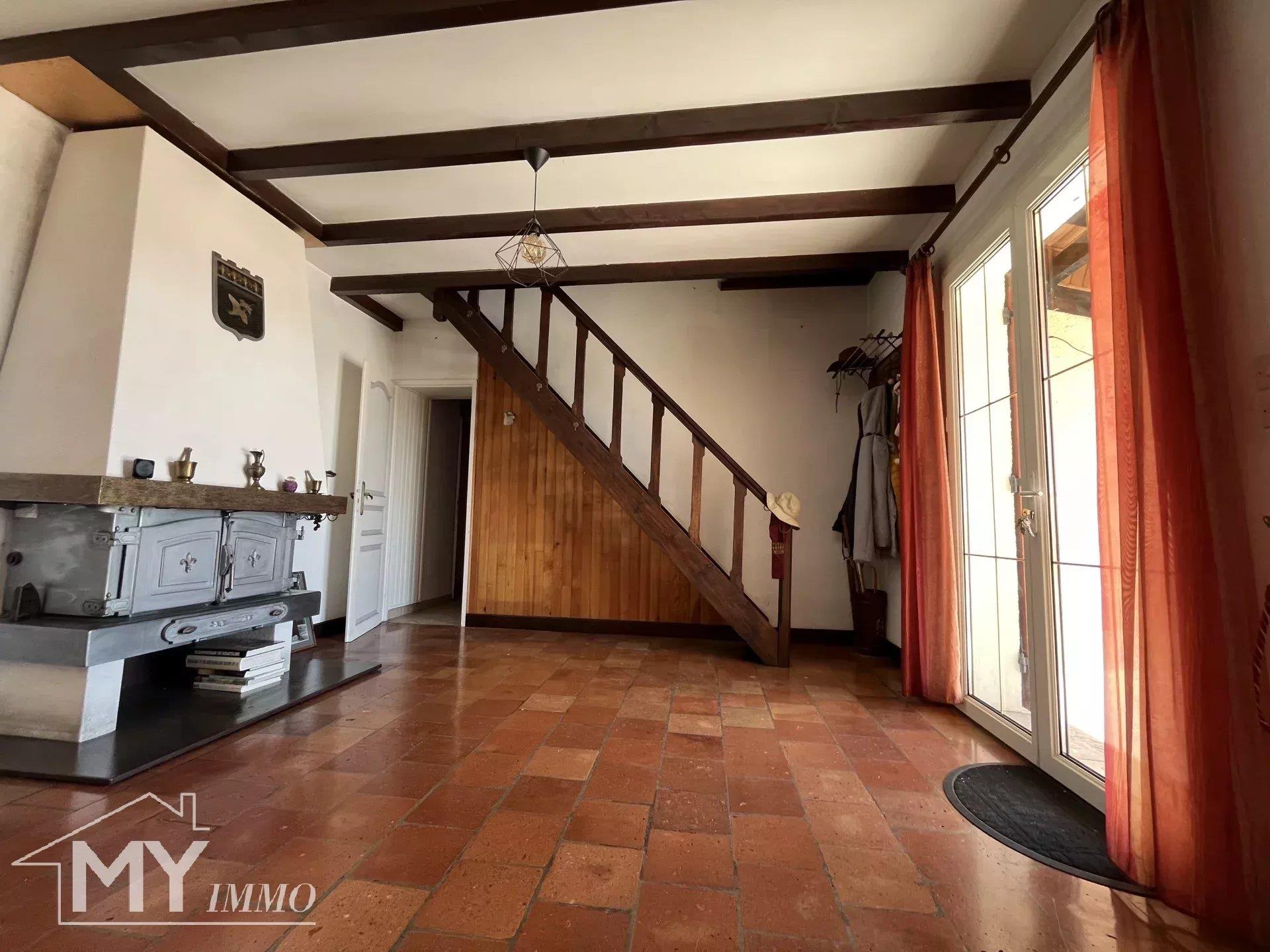 Le Fleix: Casa tradicional en una ladera.