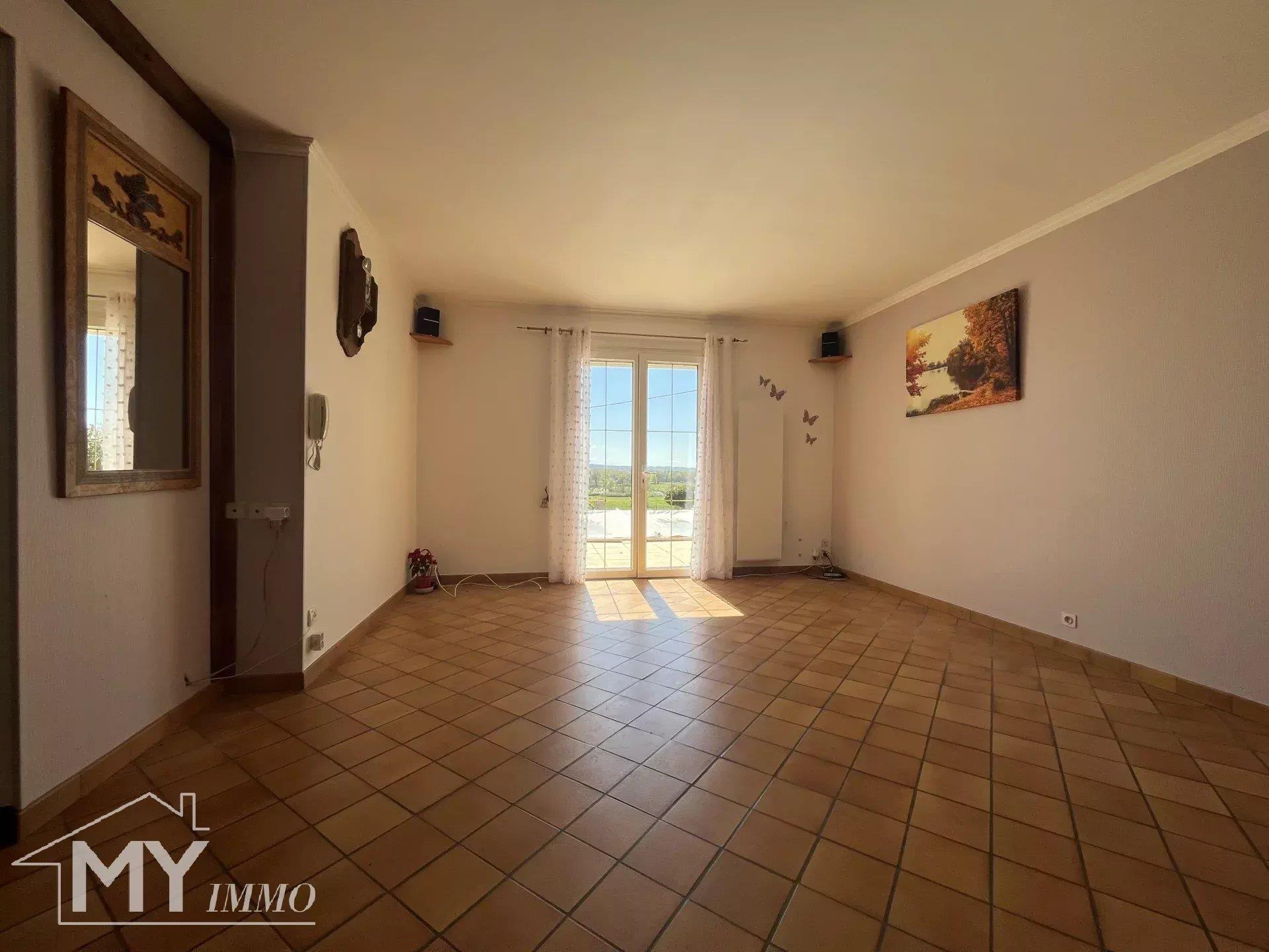 Le Fleix: Casa tradicional en una ladera.