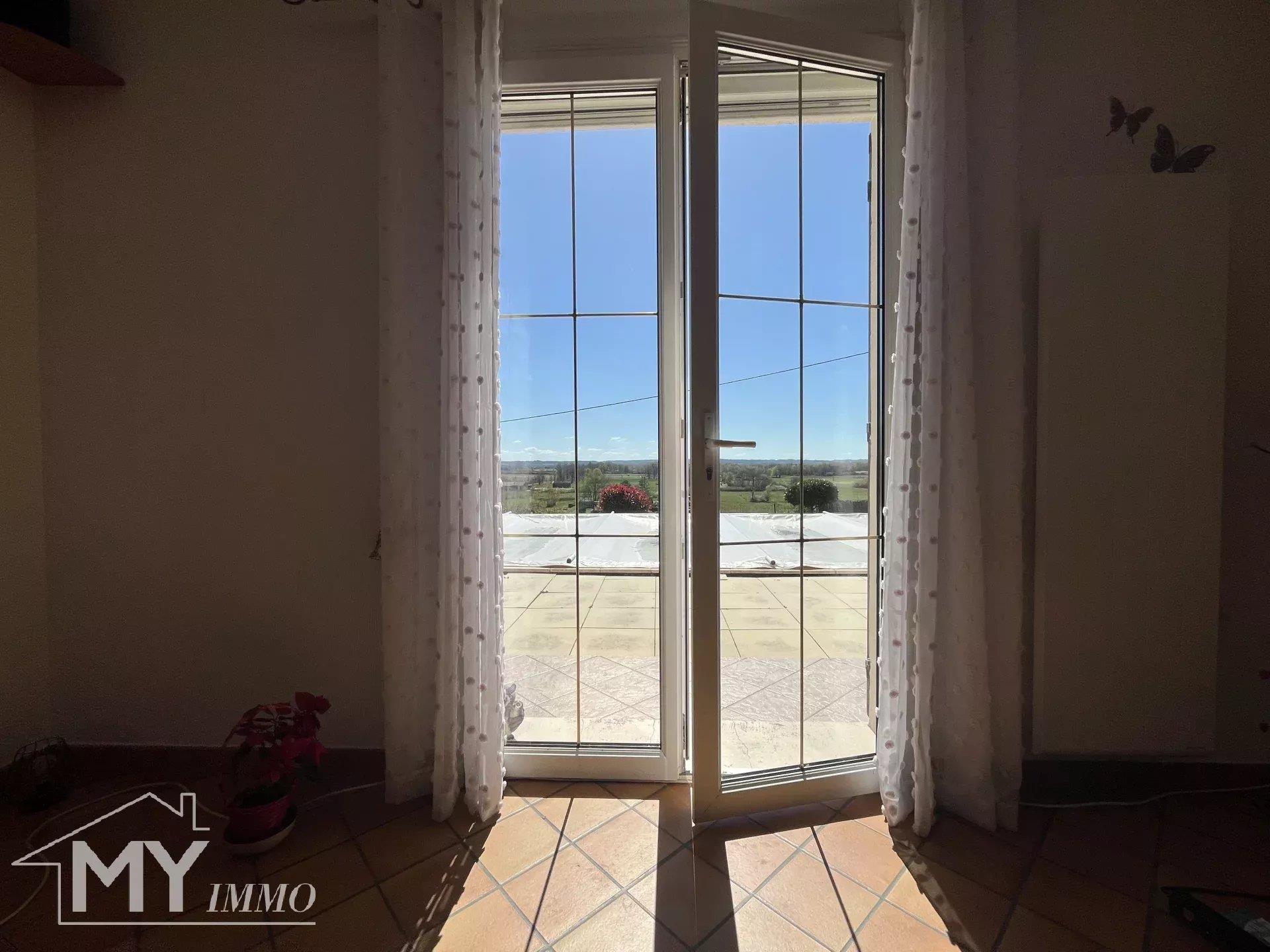 Le Fleix: Casa tradicional en una ladera.