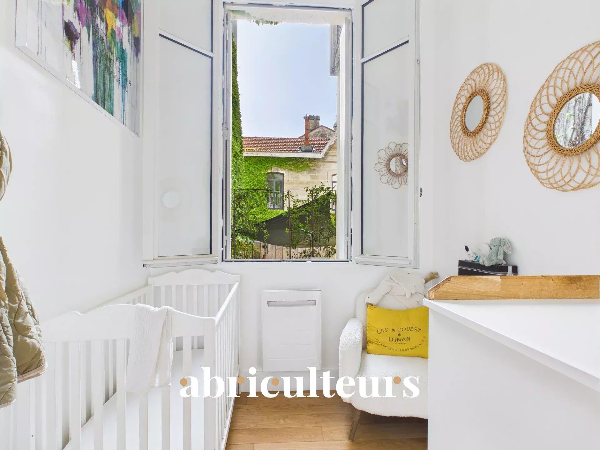 Beautiful 100 m2 apartment - bright with large terrace - Rue Saint-Genès