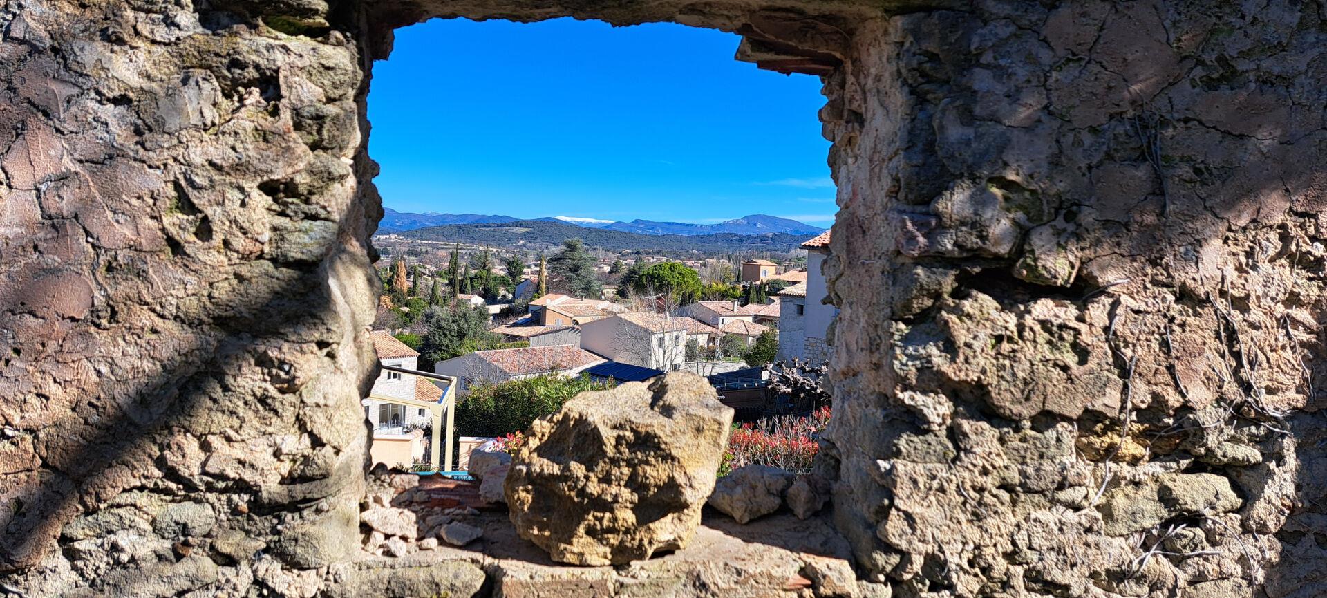 Provençal house with view, on land +1500m2