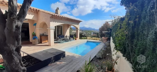 3/4 bedroom villa with heated pool ideally located!