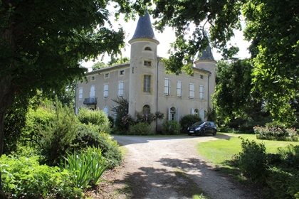 Herrenhaus mit Orangerie auf wunderschönem Park Arbore