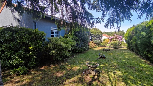 Single storey villa on 820 m² of land - Black Mountain view