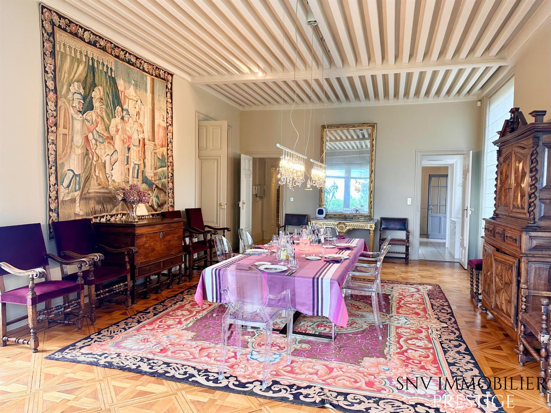 Château d'exception au sein d'un parc arboré avec dépendances, pavillon d'invités et maison de gardi