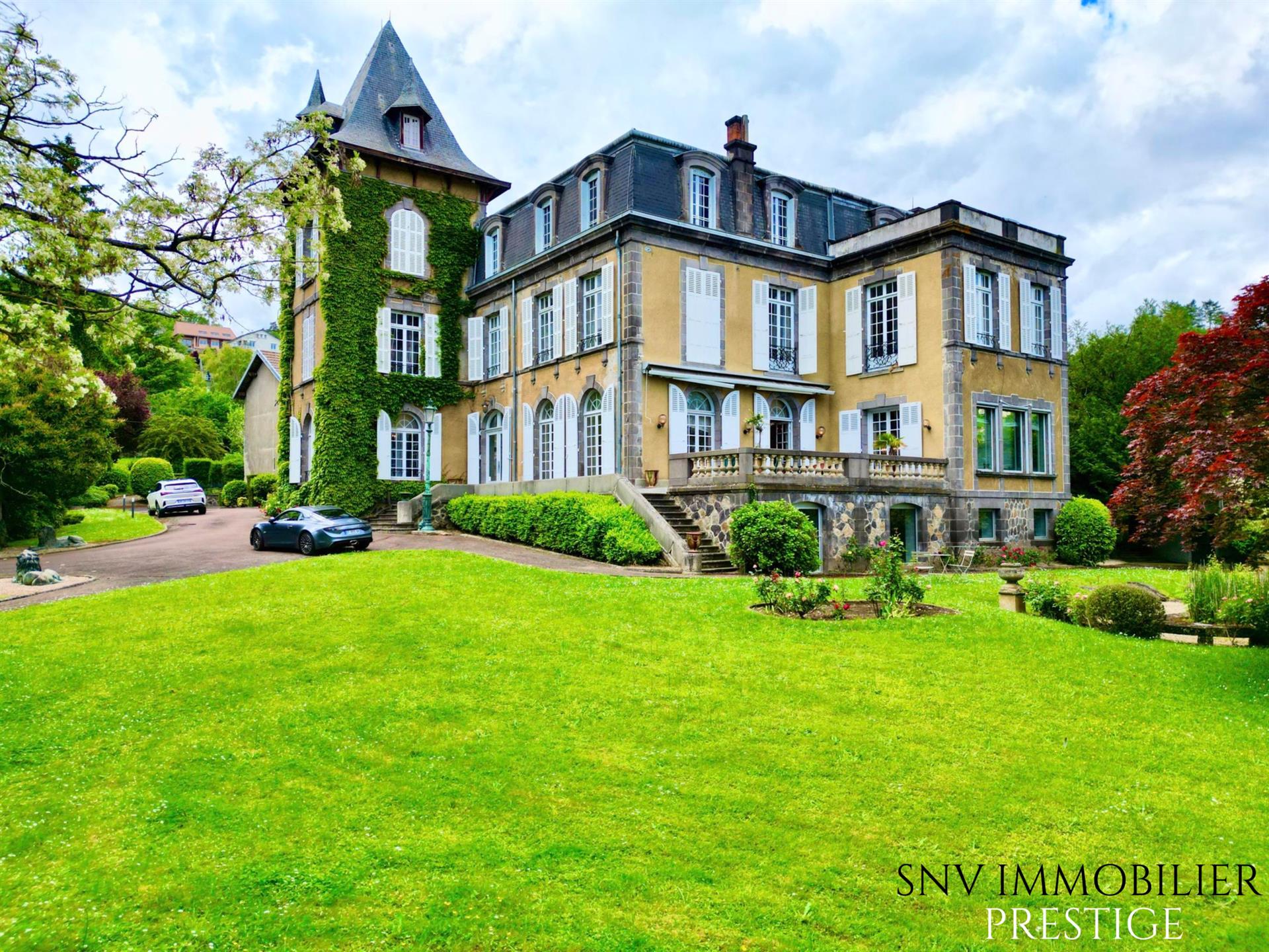 Château d'exception au sein d'un parc arboré avec dépendances, pavillon d'invités et maison de gardi