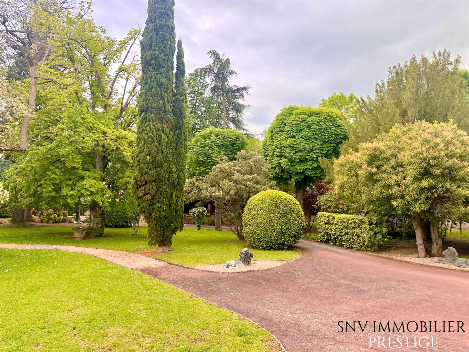 Château d'exception au sein d'un parc arboré avec dépendances, pavillon d'invités et maison de gardi