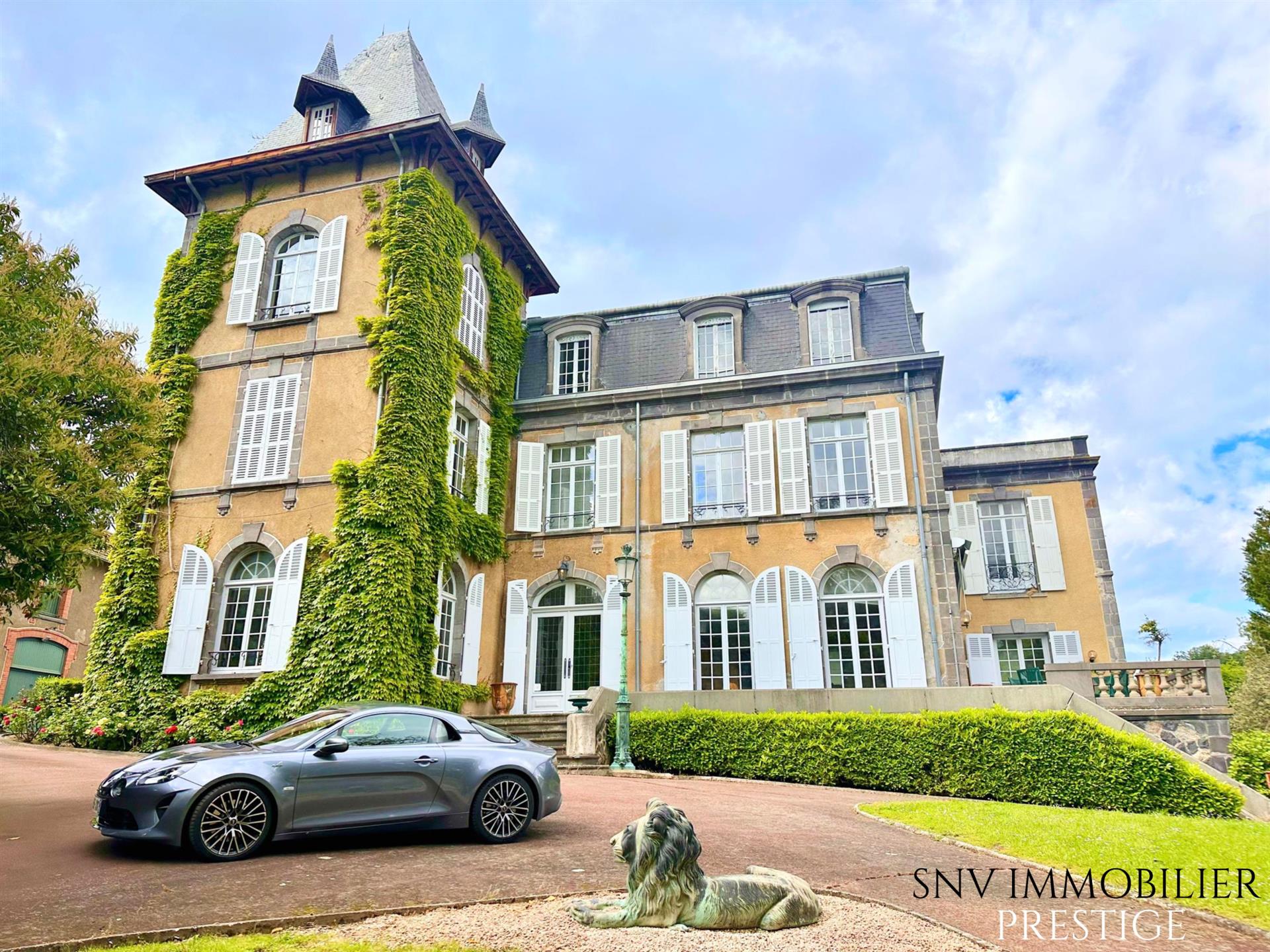 Château d'exception au sein d'un parc arboré avec dépendances, pavillon d'invités et maison de gardi