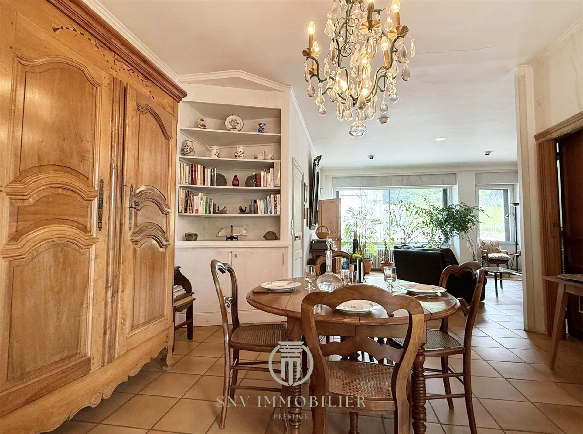 Maison Familiale 142 M2 + Local 200 M2 Sur Grand Terrain : Rare A La Vente