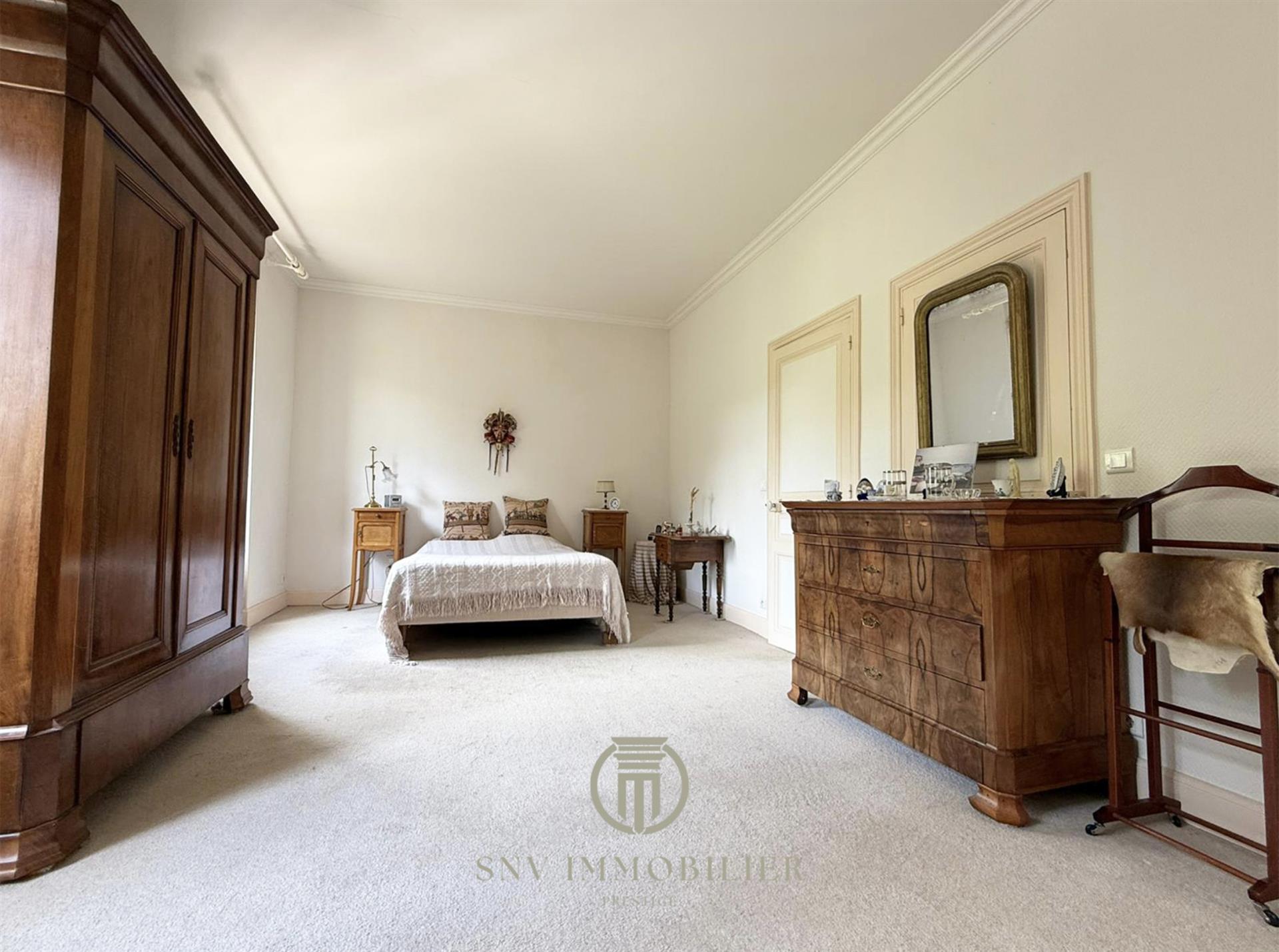 Maison Familiale 142 M2 + Local 200 M2 Sur Grand Terrain : Rare A La Vente