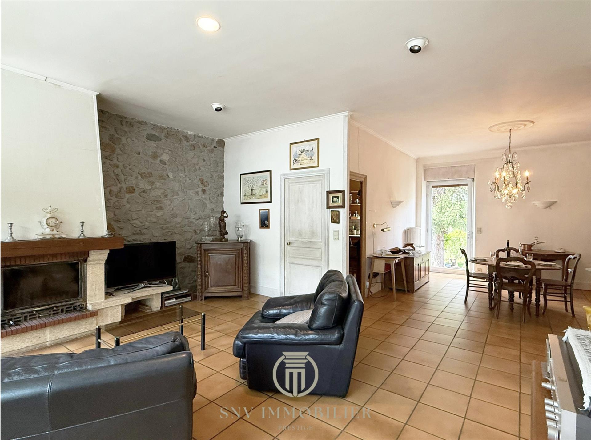 Maison Familiale 142 M2 + Local 200 M2 Sur Grand Terrain : Rare A La Vente