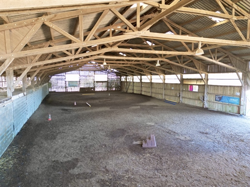 10Ha manege met paardenfaciliteiten