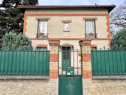 Casă familială, 4 dormitoare, grădină mare și dependințe