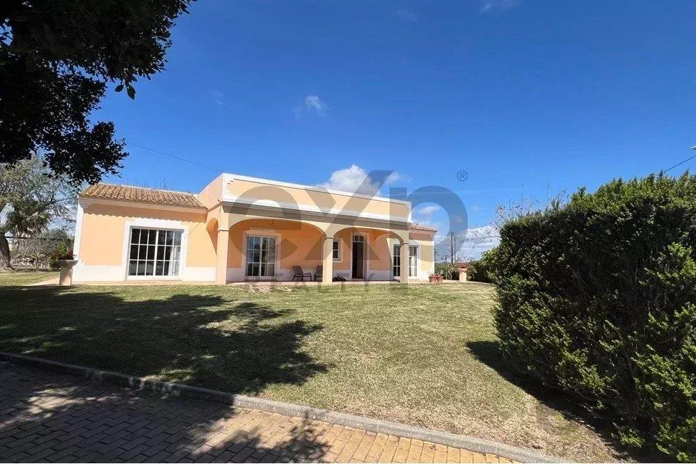 Charmante T3-villa met volgroeide tuin, gunstig gelegen aan de rand van Olhão.