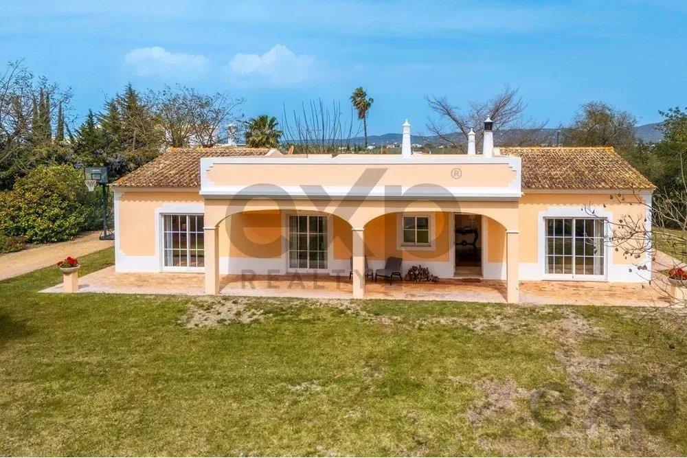 Charmante T3-villa met volgroeide tuin, gunstig gelegen aan de rand van Olhão.